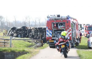 Vrachtwagen chauffeur komt om het leven na ernstig ongeval Woudseweg Schipluiden