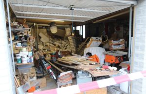 Stelling in loods zakt in elkaar en zorgt voor instorting Gildestraat Naaldwijk