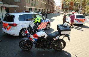 Agenten in zware vesten onderzoeken harde knallen Rabbijn Maarsenplein Den Haag