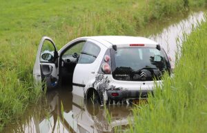 Lichtgewonde nadat auto te water raakt Woudseweg Schipluiden
