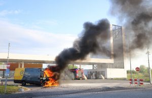 Bestelbus in brand bij tankstation Sionsdreef Den Hoorn