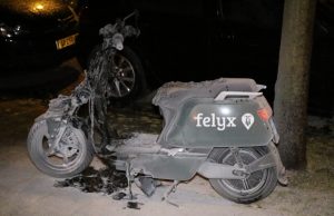 Deel scooter in brand gestoken Johannes Bildersstraat Den Haag