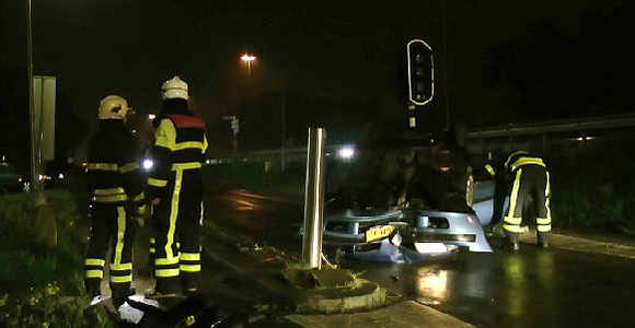 Auto over de kop, bestuurder er vandoor Rijksstraatweg