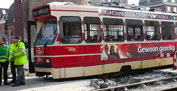 Tram naast de rails bij werkzaamheden Phoenixstraat