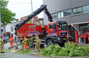 Tramverkeer plat door aanrijding tussen veegwagen en boom Spui Den Haag