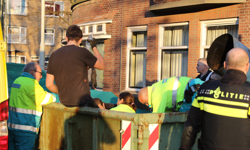 24 februari Man zwaargewond na val van dak Laakkade Den Haag