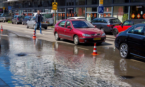Waterleiding gesprongen Spui0002