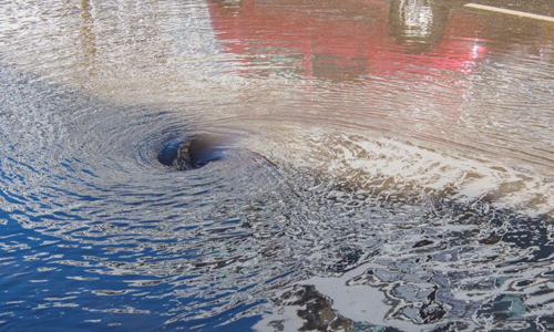 Waterleiding gesprongen Spui0003