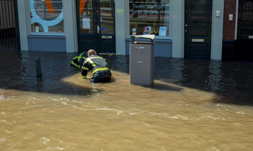 Waterleiding gesprongen Spui0010