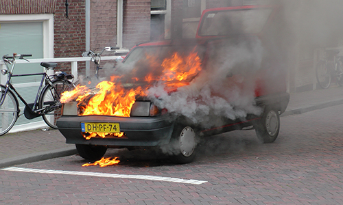 15 mei Auto gaat in vlammen op Oosterstraat Delft