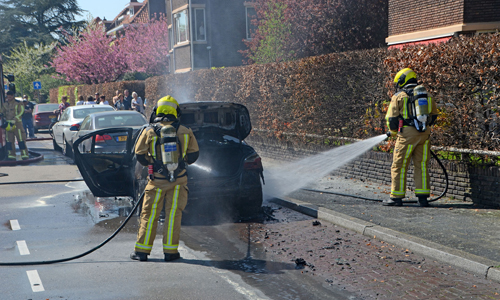 20 april Auto brand volledig uit Benoordehoutseweg Den Haag