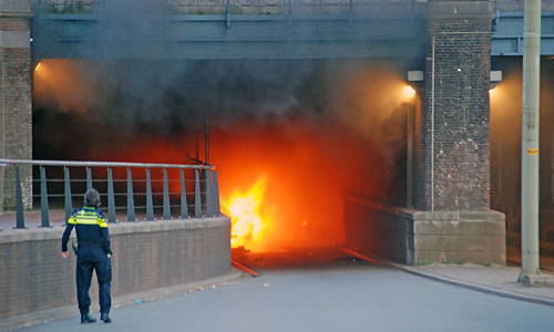 27 april Auto brand uit in tunnel onder spoor Den Haag