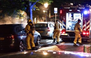 Auto flink beschadigd door brandstichting Houtzagersingel Den Haag