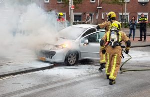Auto vliegt in brand door kortsluiting Goeverneurplein Den Haag