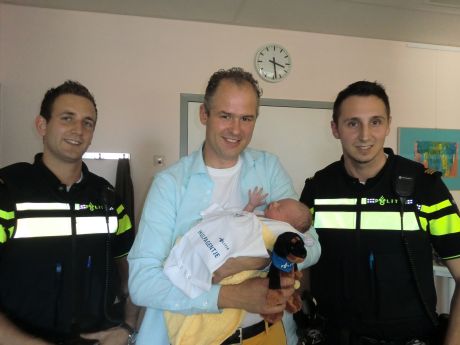 bevalling-baby-op-straat1