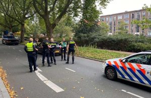 Politie lost waarschuwingsschoten bij aanhouding na bedreiging met vuurwapen Moerweg Den Haag