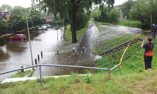 28 juli Dijk overstroomd door hevige regenval Alphen aan den Rijn