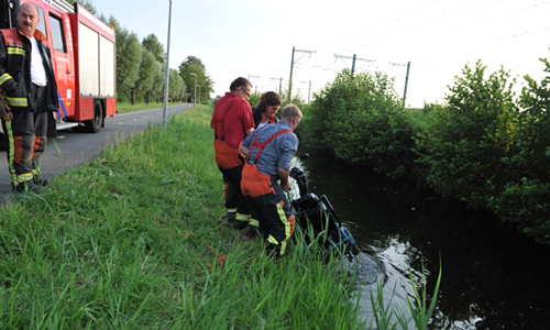 29 juli Man met scootmobiel te water Tuinderspad Voorschoten