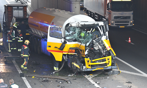 22 september Veel schade bij ongeval met tankwagen A4 Roelofarendsveen
