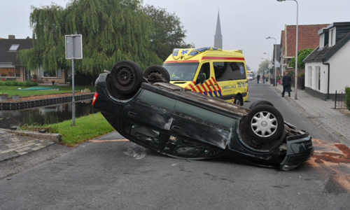 4 juni Auto over de kop na eenzijdig ongeval Noorden