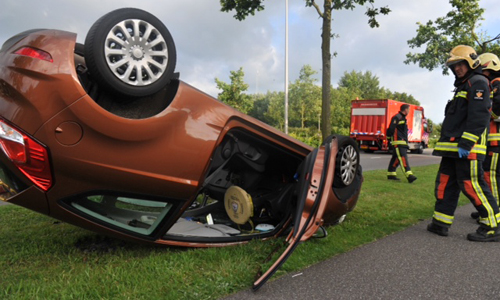 14 juni Auto over de kop President Kennedylaan Alphen aan den Rijn