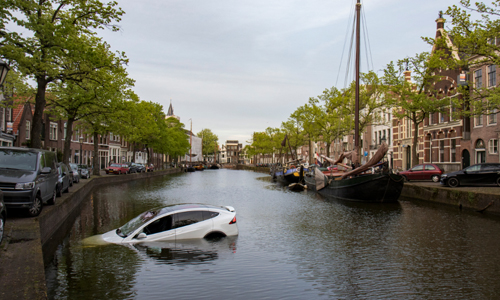 23 april Peperdure Tesla van kade in het water gerold Korte Haven Schiedam