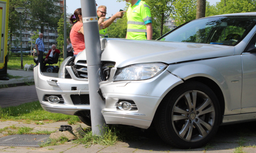 9 mei Auto ramt paal na ontwijken bus Parijslaan Vlaardingen