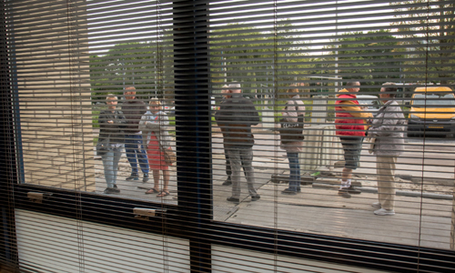 16 mei Drukte bij weggeefactie Bumper kalenders Schiedam