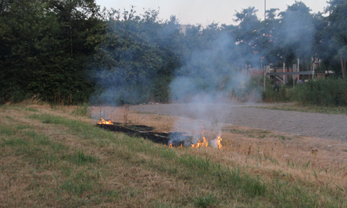 15 juli Brandweer blust bermbrand Burgemeester Heusdenslaan Vlaardingen