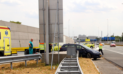16 juli Auto knalt op rimob na aanrijding A4 Schiedam