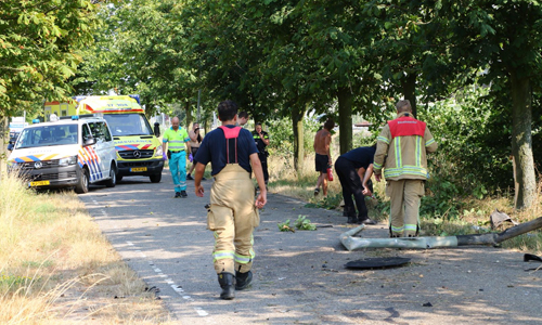 25 juli Inzittenden ongedeerd na megaklap tegen bomen Van Boendaleweg Vlaardingen