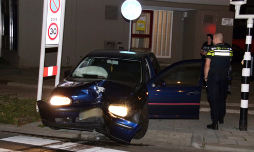 12 september Auto vliegt uit bocht en tegen lantaarnpaal Mozartlaan Schiedam