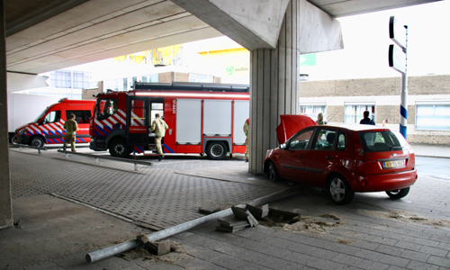 23 september Auto tegen pijler A20 tot stilstand Giessenweg Rotterdam