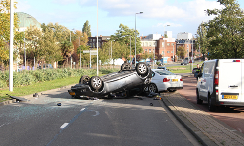 1 oktober Auto over de kop na ongeval Horvathweg Rotterdam