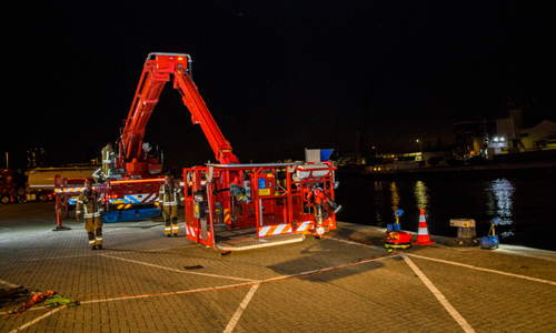 18 oktober Brandweerduikers houden oefening in haven Schiedam