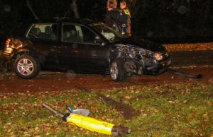 3 december Auto knalt tegen palen en boom Burgemeester van Haarenlaan Schiedam