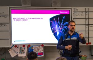 21 december Burgemeester geeft vuurwerk voorlichting op basisschool Schiedam