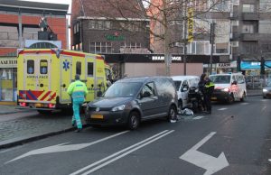 Motorrijder gewond na aanrijding met twee auto’s Koemarkt Schiedam
