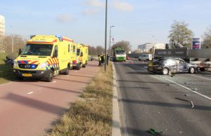 Aanrijding tussen auto en vrachtwagens Deltaweg Vlaardingen