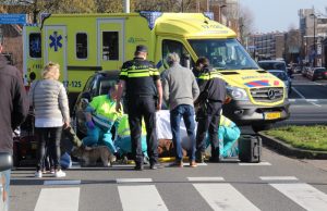 Vrouw in scootmobiel aangereden door auto Burgemeester Pruissingel Vlaardingen