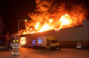 Zeer grote brand in loods Nieuw-Mathenesserstraat Schiedam