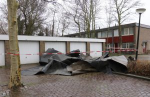Dakbedekking van garageboxen gewaaid Eykmanstraat Vlaardingen