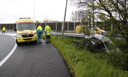 25 april Auto in de greppel naast A20 Schiedam