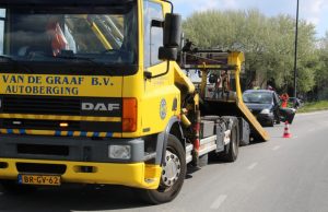 Motorrijder gewond na aanrijding met auto Maassluissedijk