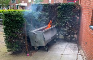 Container naast gevel kinderdagverblijf in brand gestoken Warmoezenierpad Schiedam