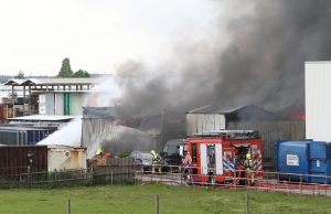 Zeer grote brand in bedrijfshal met autobanden Hoekeindseweg Bleiswijk