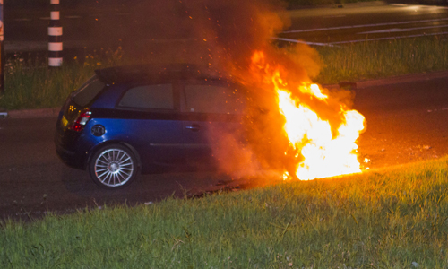 8 mei Auto vliegt spontaan in brand Vlaardingerdijk Schiedam
