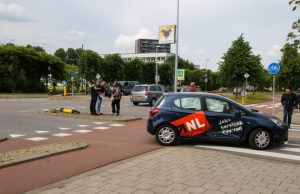 Brandweer gealarmeerd voor beknelling na aanrijding Burgemeester van Haarenlaan Schiedam