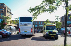 Brandweer haalt passagier uit touringcar Van Hogendorplaan Vlaardingen