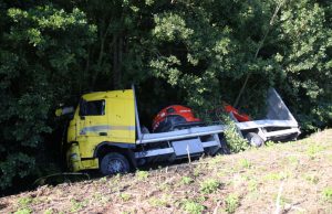 Vrachtwagen raakt van de weg en beland in de sloot A20 Vlaardingen